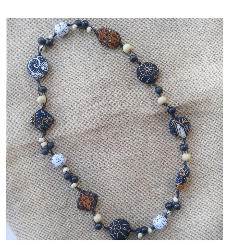 NWT Handmade batik beads necklace